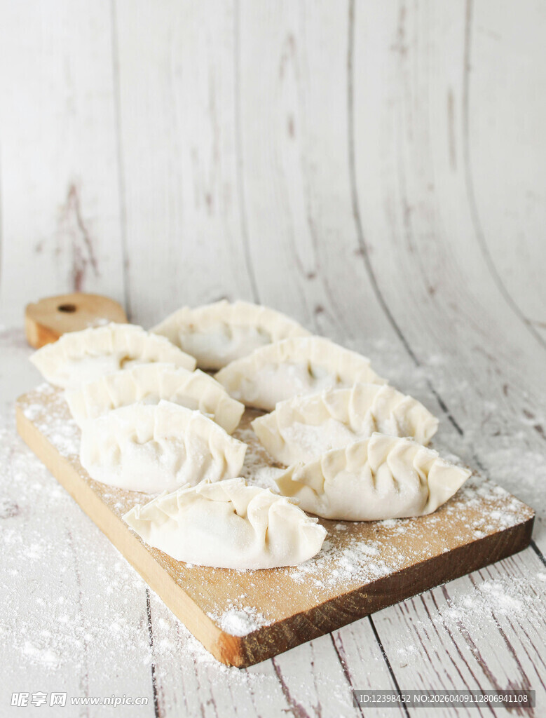 木板上摆放的美味饺子