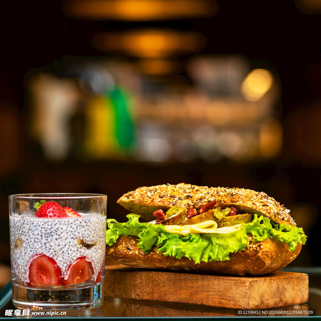 美味汉堡配草莓饮品