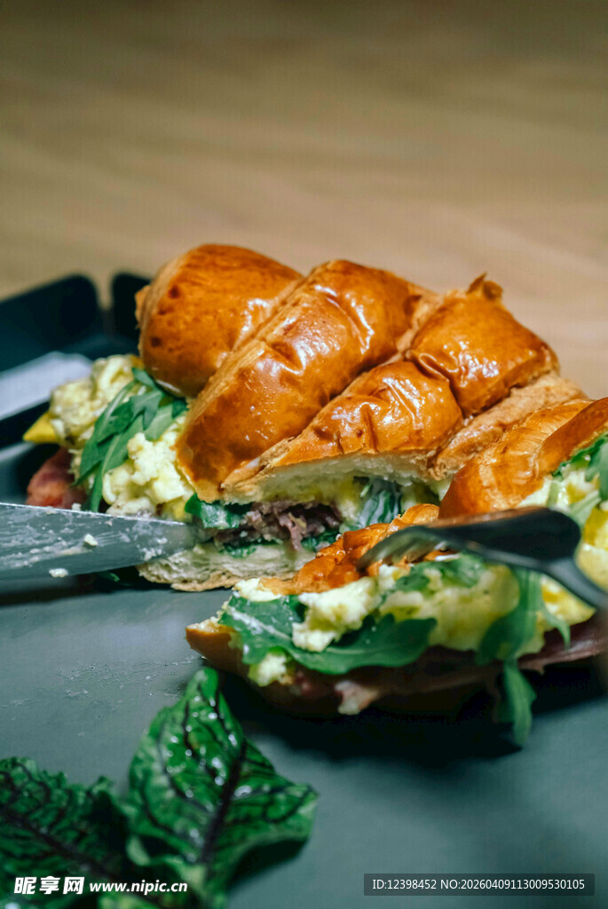 美味烤物搭配新鲜蔬菜