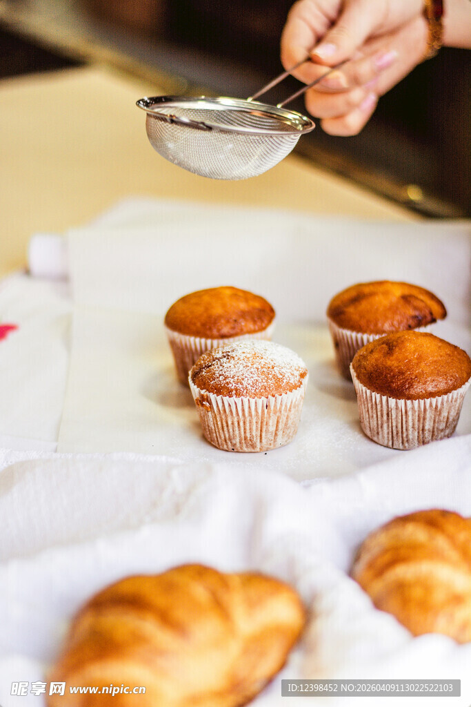 烘焙师制作美味小蛋糕