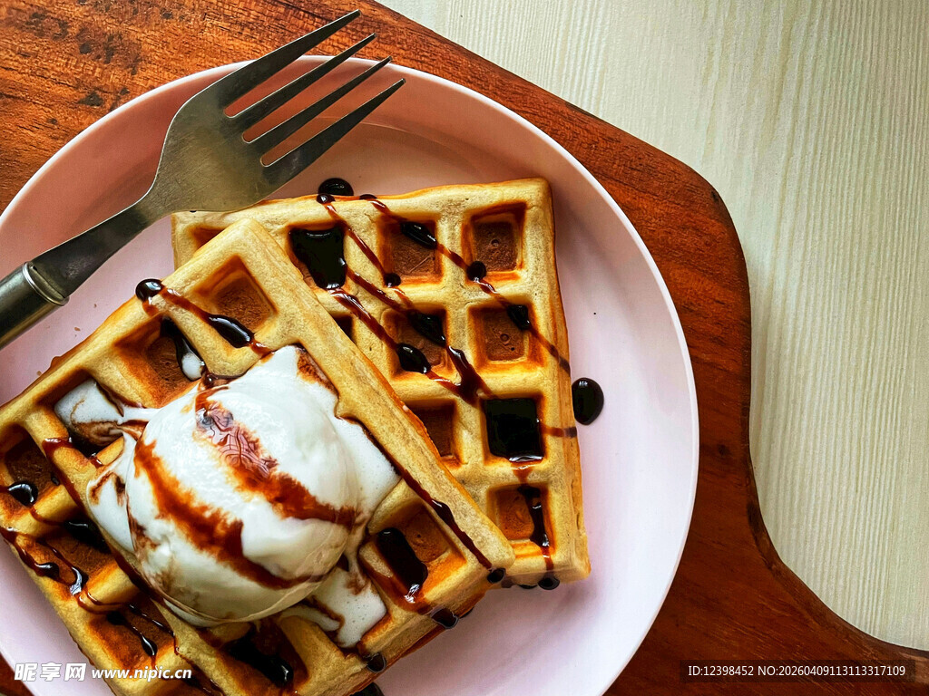 美味华夫饼配冰淇淋