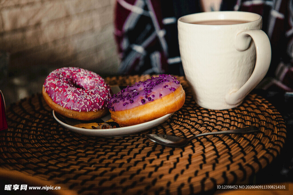甜甜圈与咖啡的惬意时光