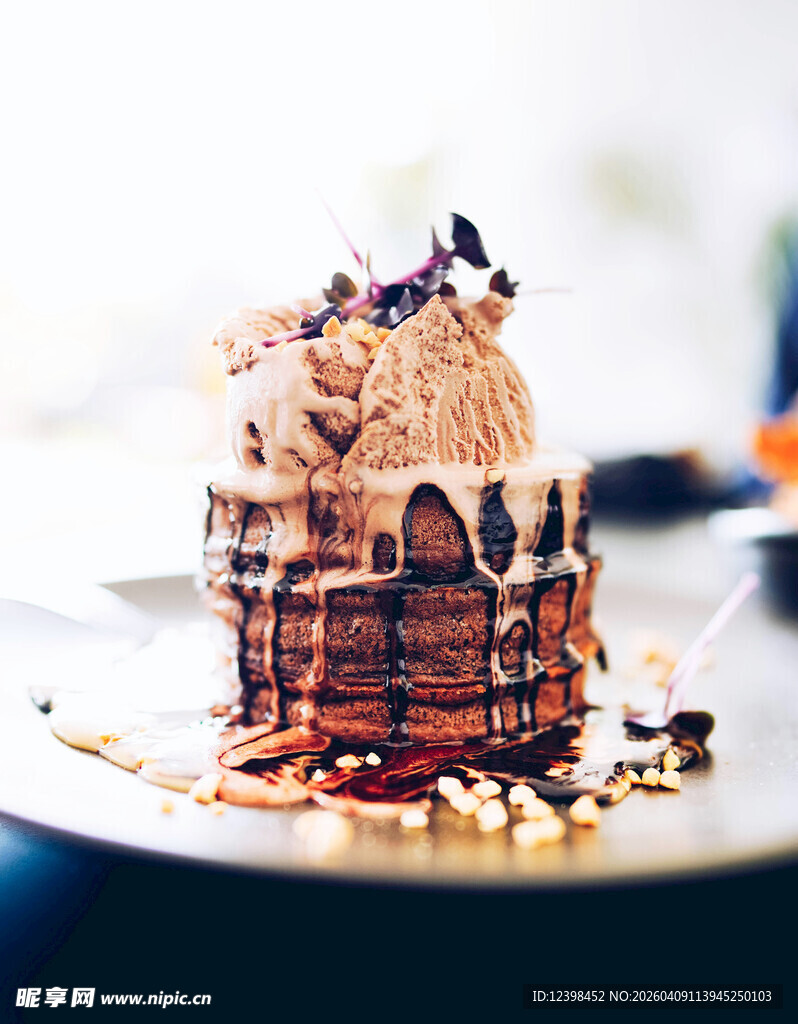 美味巧克力淋面多层蛋糕