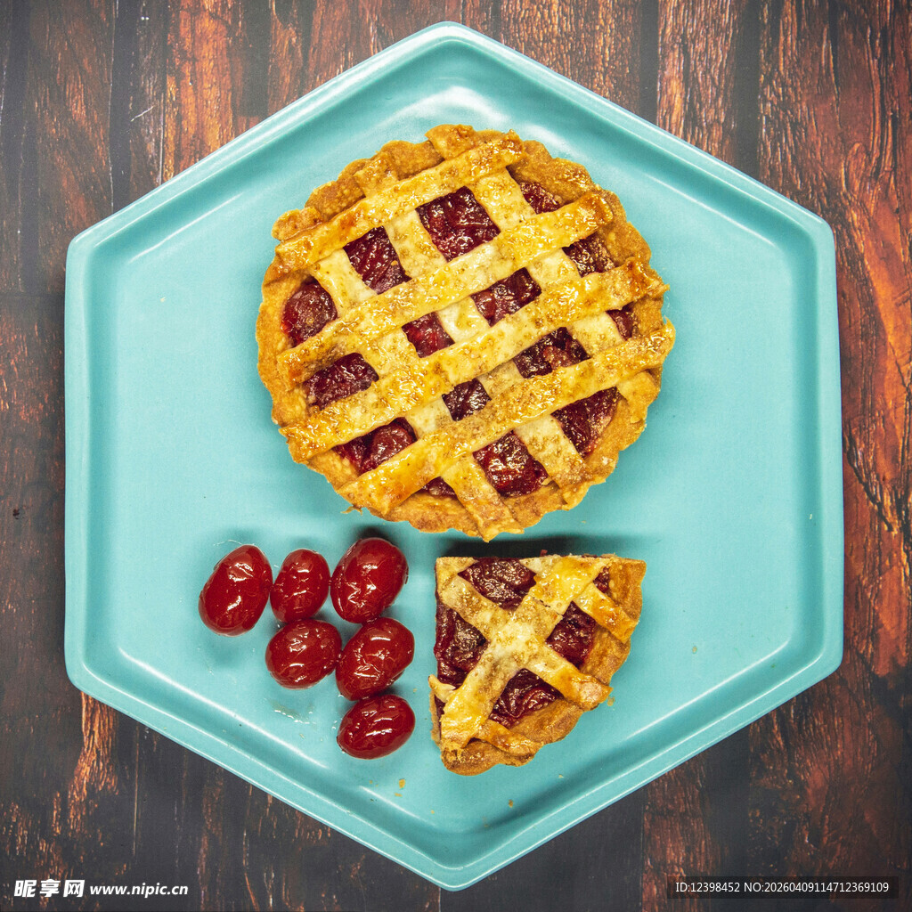 蓝色盘上美味樱桃派