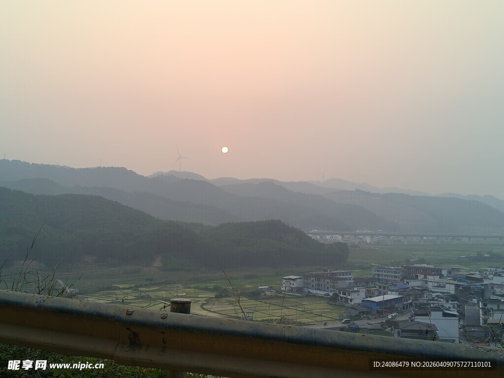 黄昏下的山乡景色