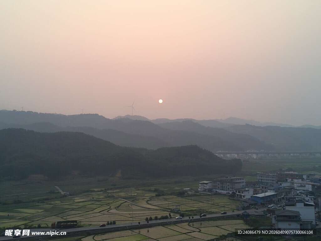 日落时分的乡村田野风光