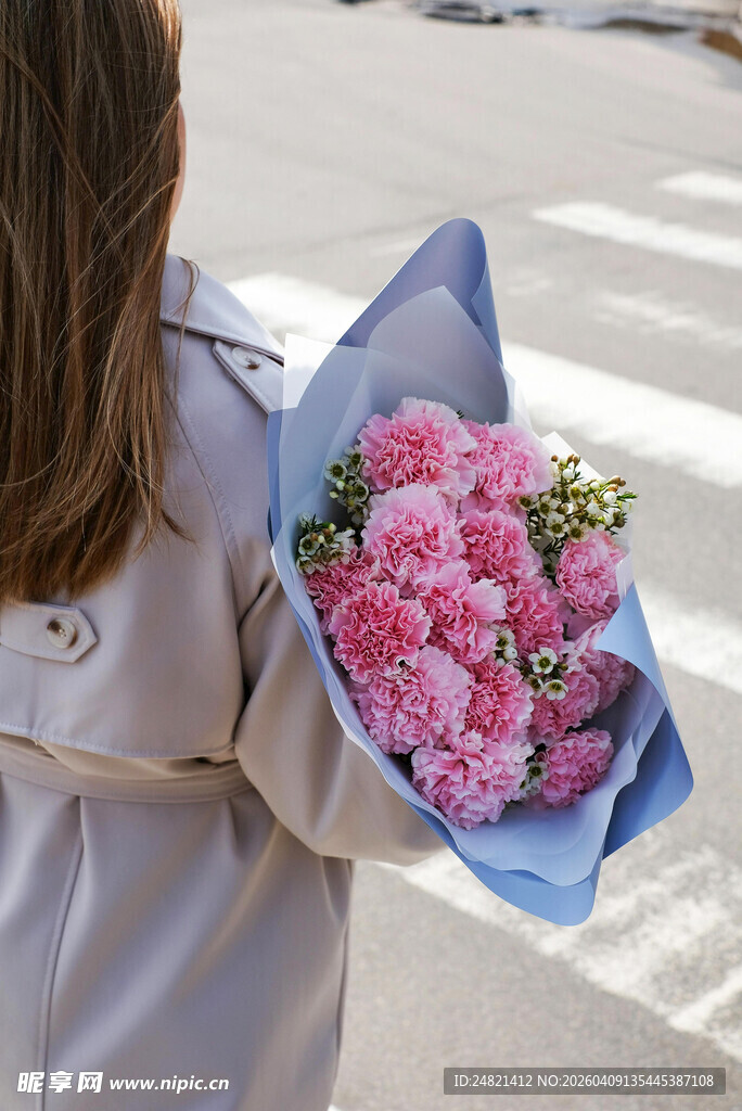 女子手持粉色花束