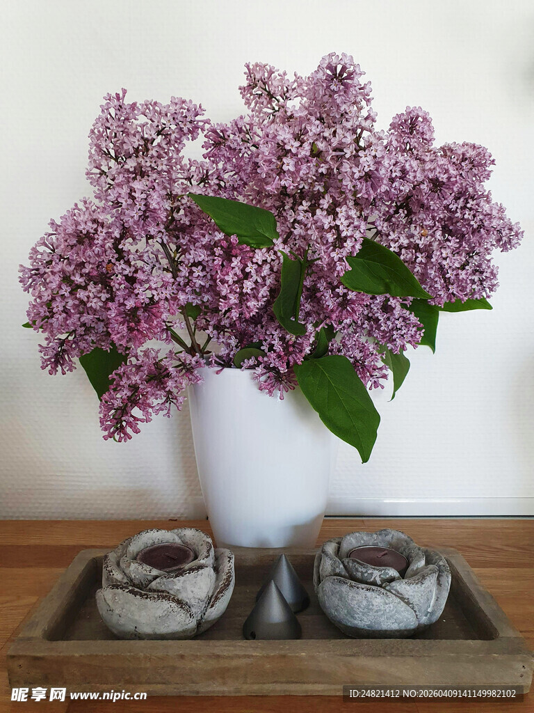 紫丁香插花搭配古朴摆件
