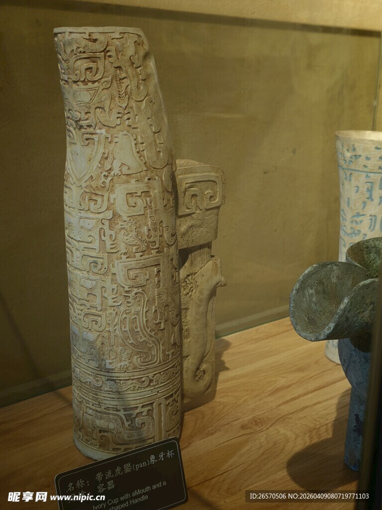 古老石柱文物展示