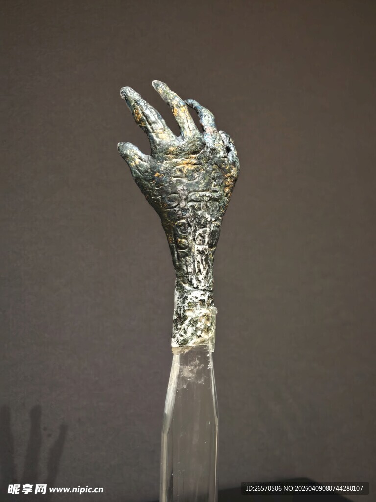 金属机械手臂雕塑