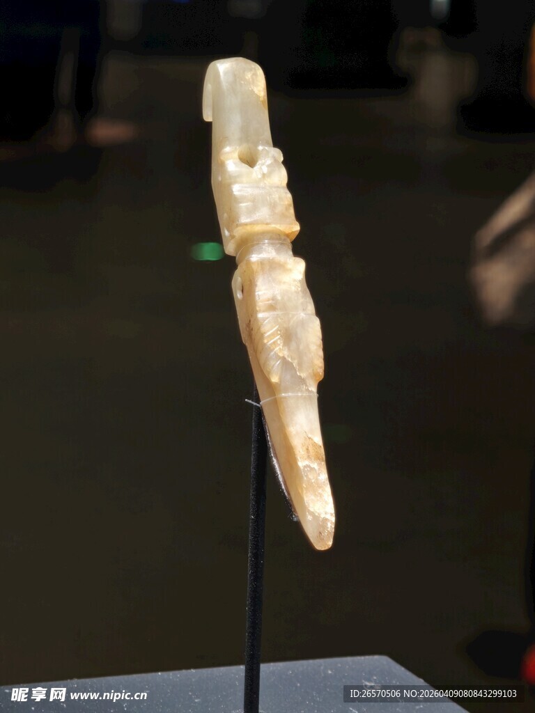 远古骨制雕刻品展示