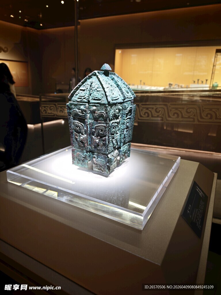 青铜文物展示于展台上