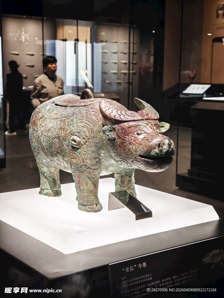 青铜犀牛雕塑展示