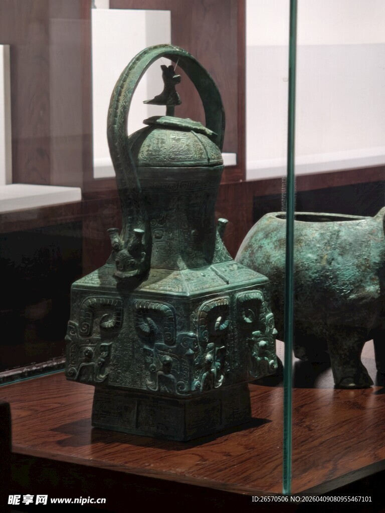 古代青铜神兽造型器物
