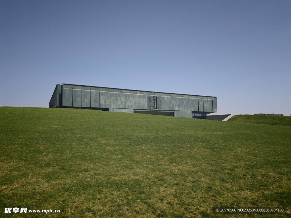 草原上的现代玻璃建筑