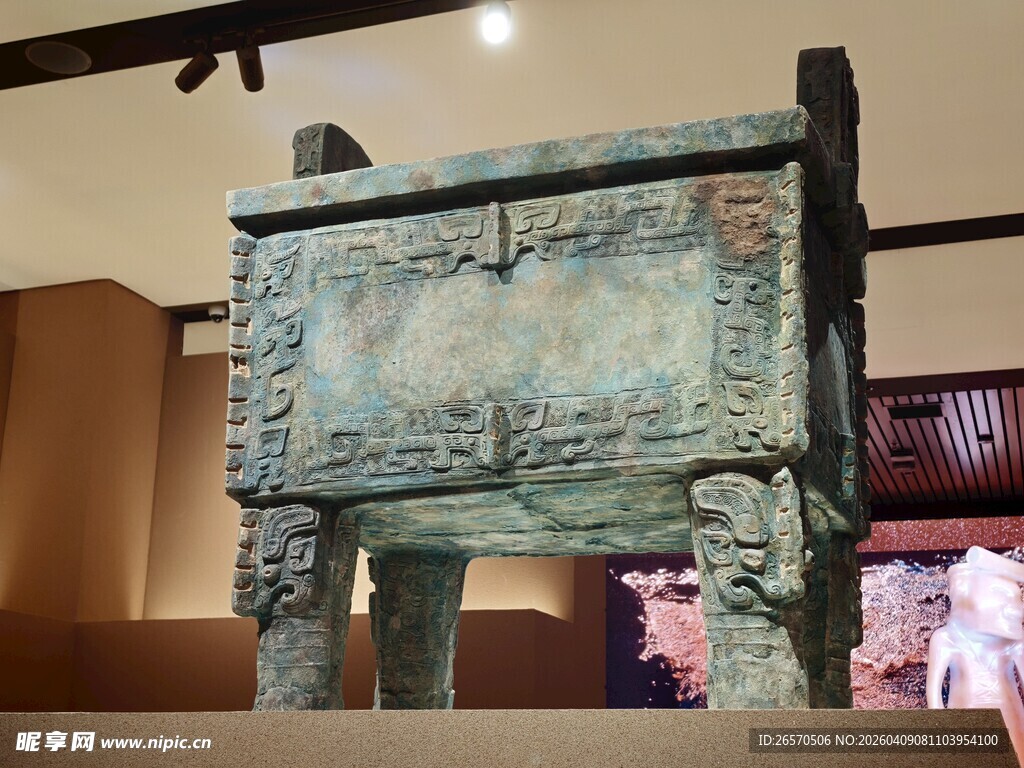 商代青铜大方鼎展示