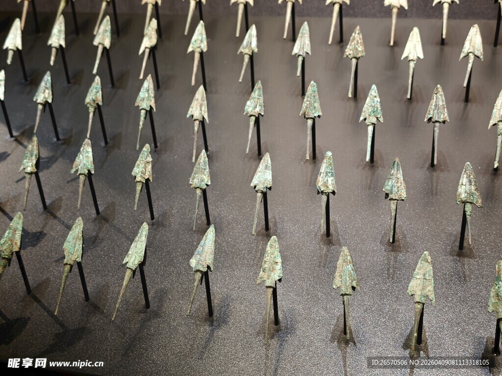 古代青铜箭头整齐陈列