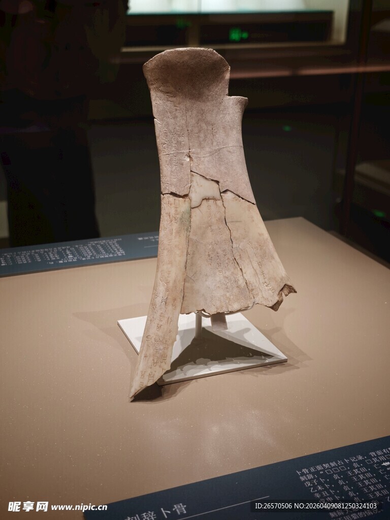 古代陶制三足器物