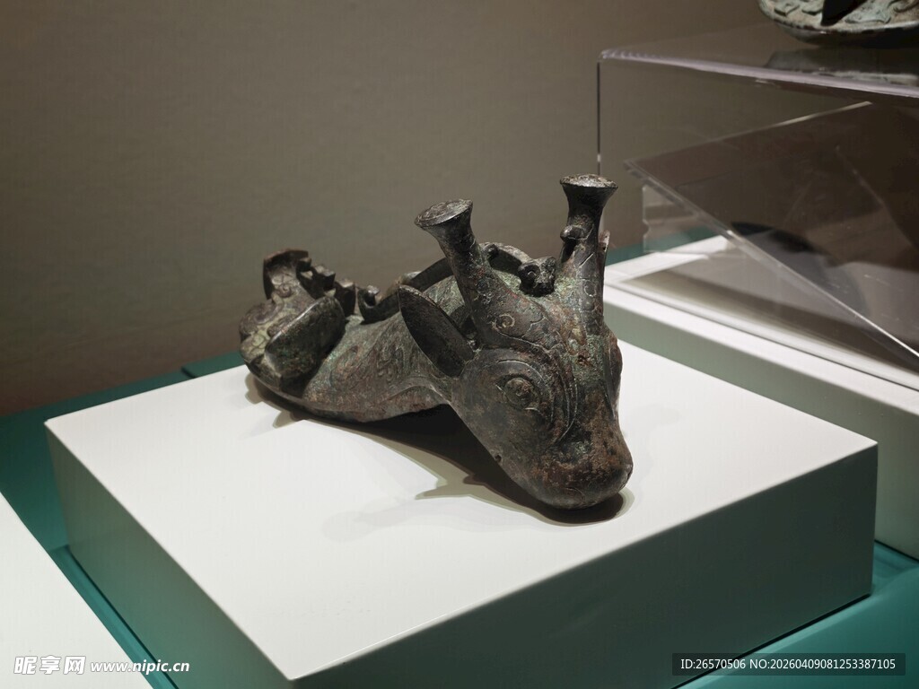 古代青铜雕塑艺术品展示