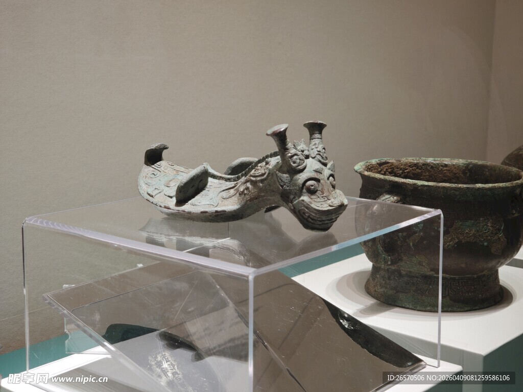 博物馆中的古代器皿展品