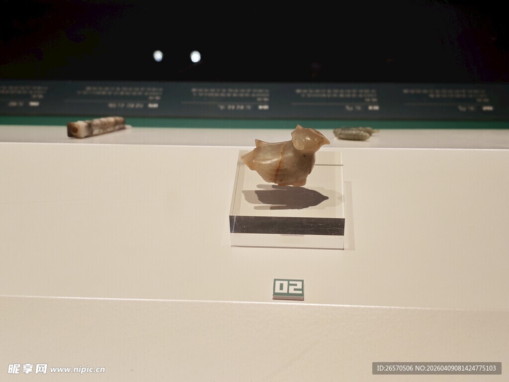 展示台上的精致雕塑品
