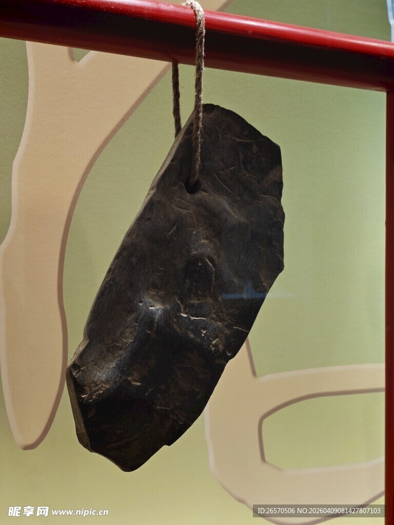 悬挂的黑色奇异石头