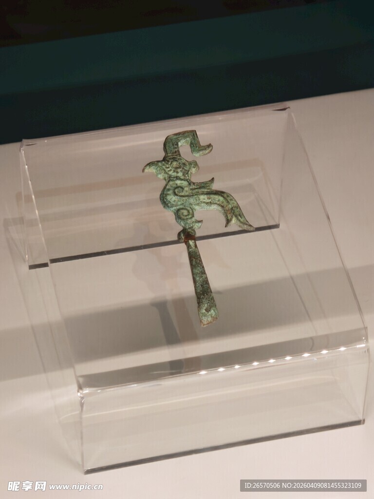 透明展示盒中的绿色小物件