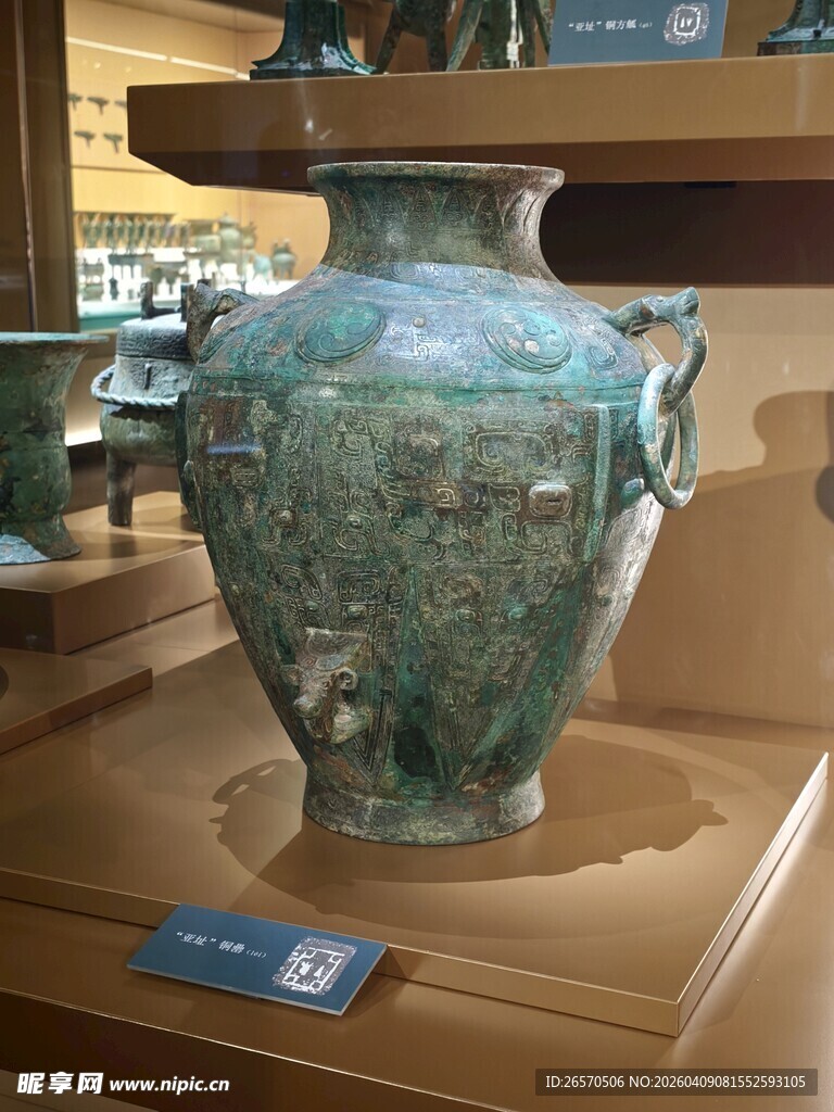 古老青铜花瓶展示于展厅