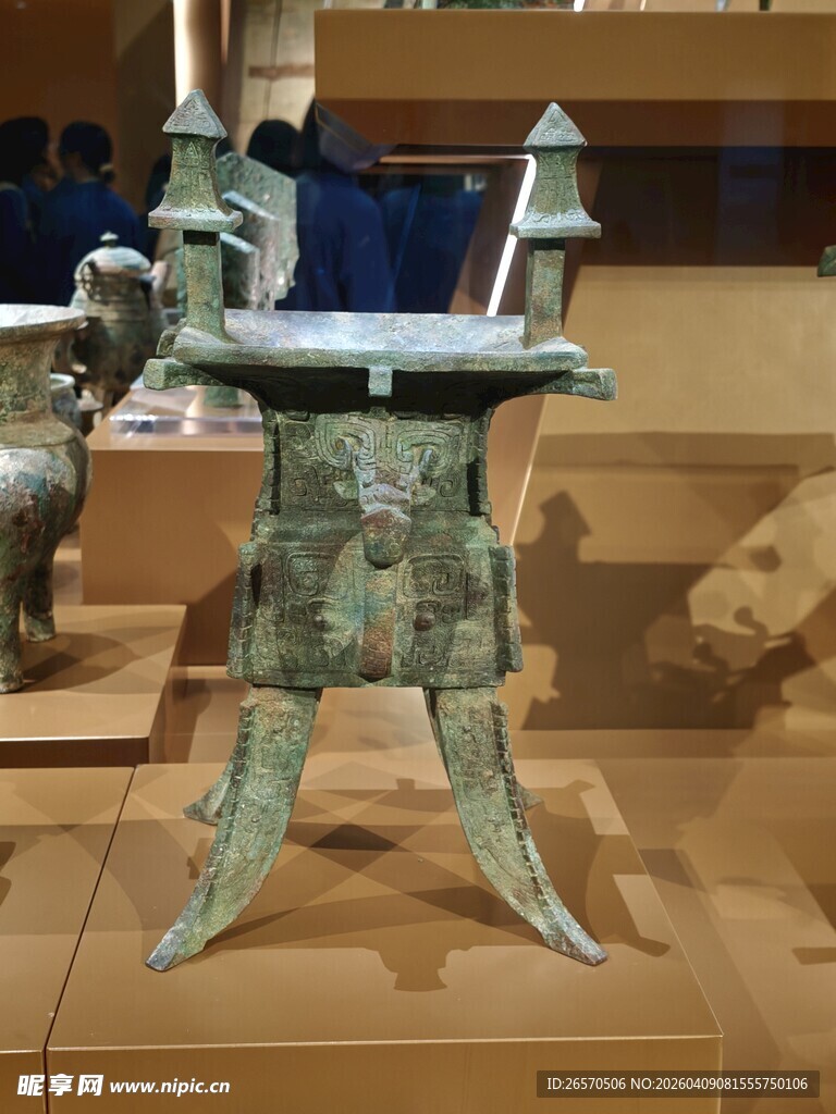 青铜酒器造型古朴典雅