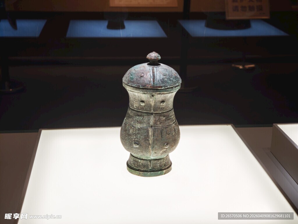 古代精美银质容器