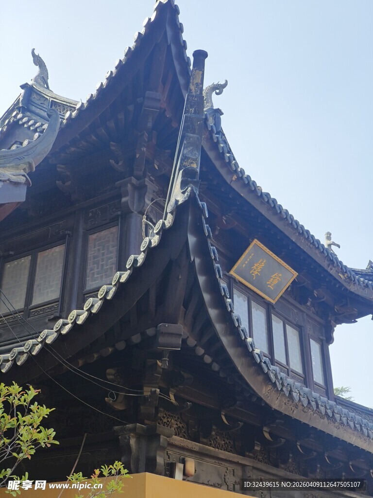 传统中式古建筑一角