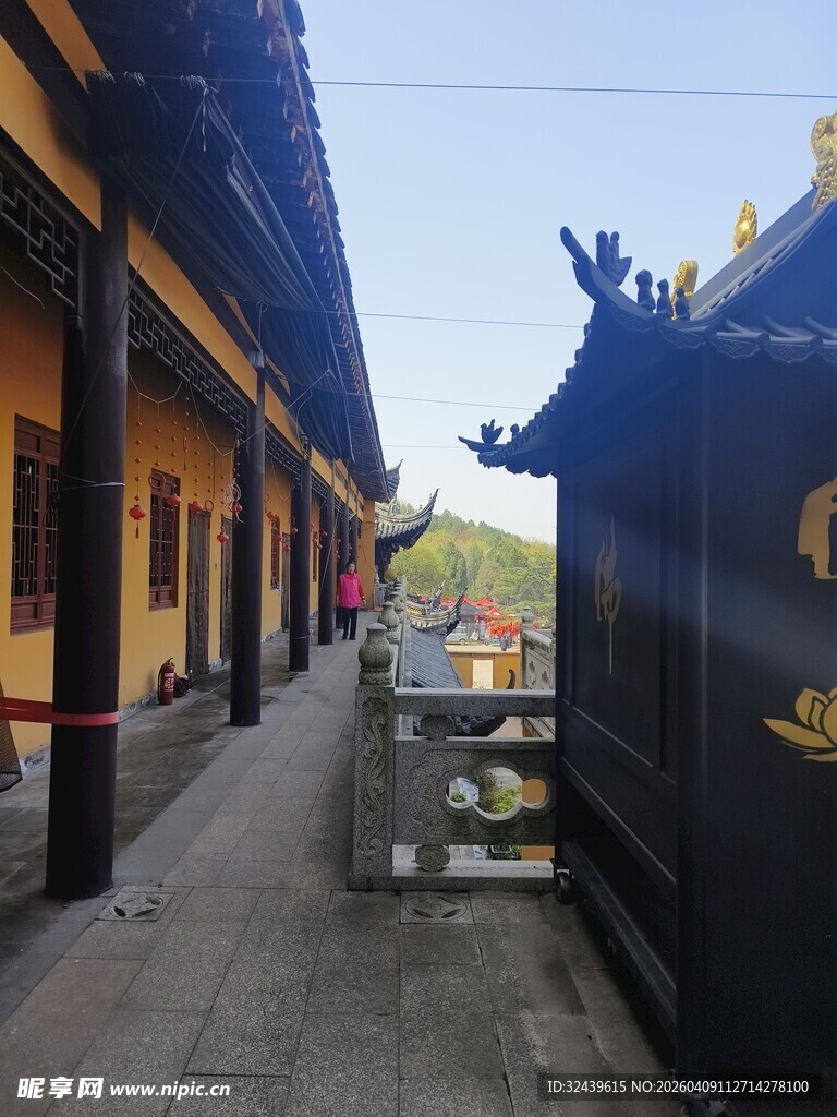 古巷中的传统中式建筑