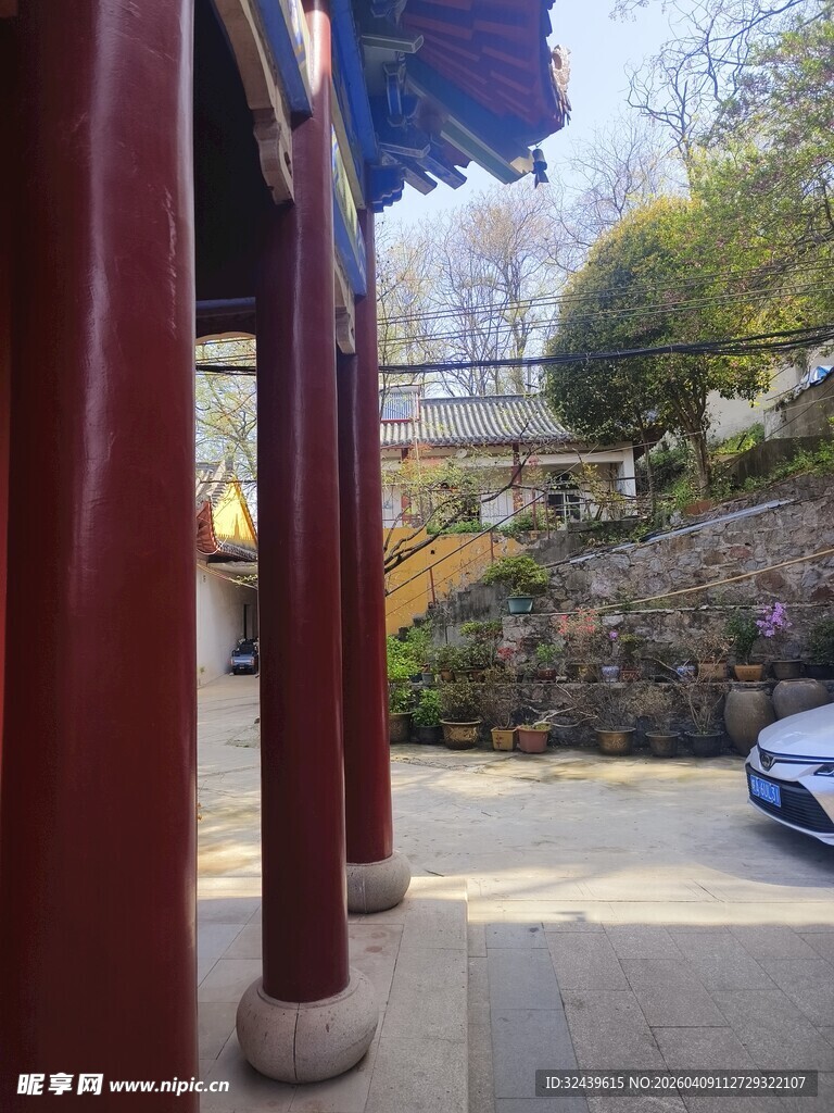 中式廊柱旁的蓝色汽车