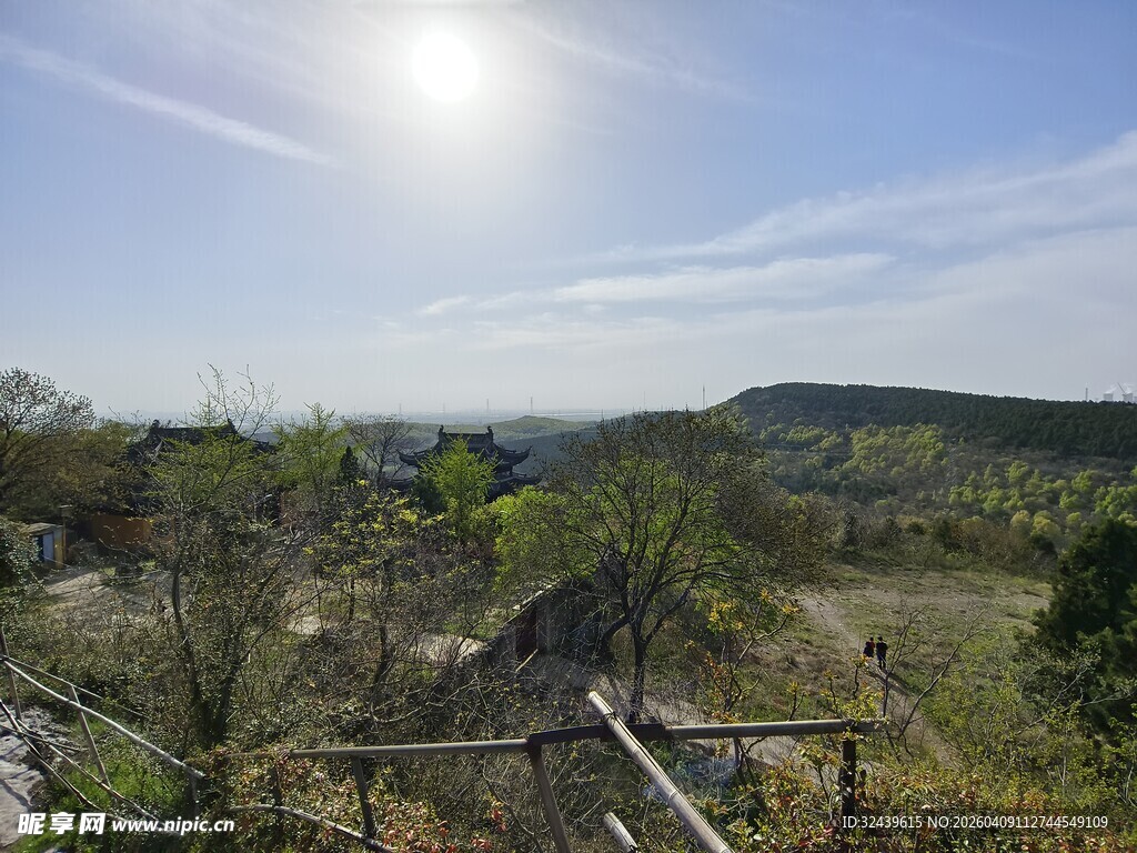 阳光照耀下的山野风光
