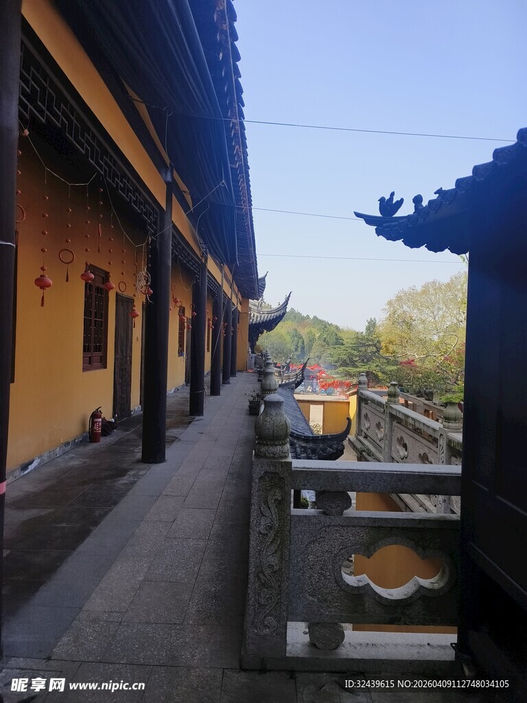 古寺庭院中的香炉与建筑