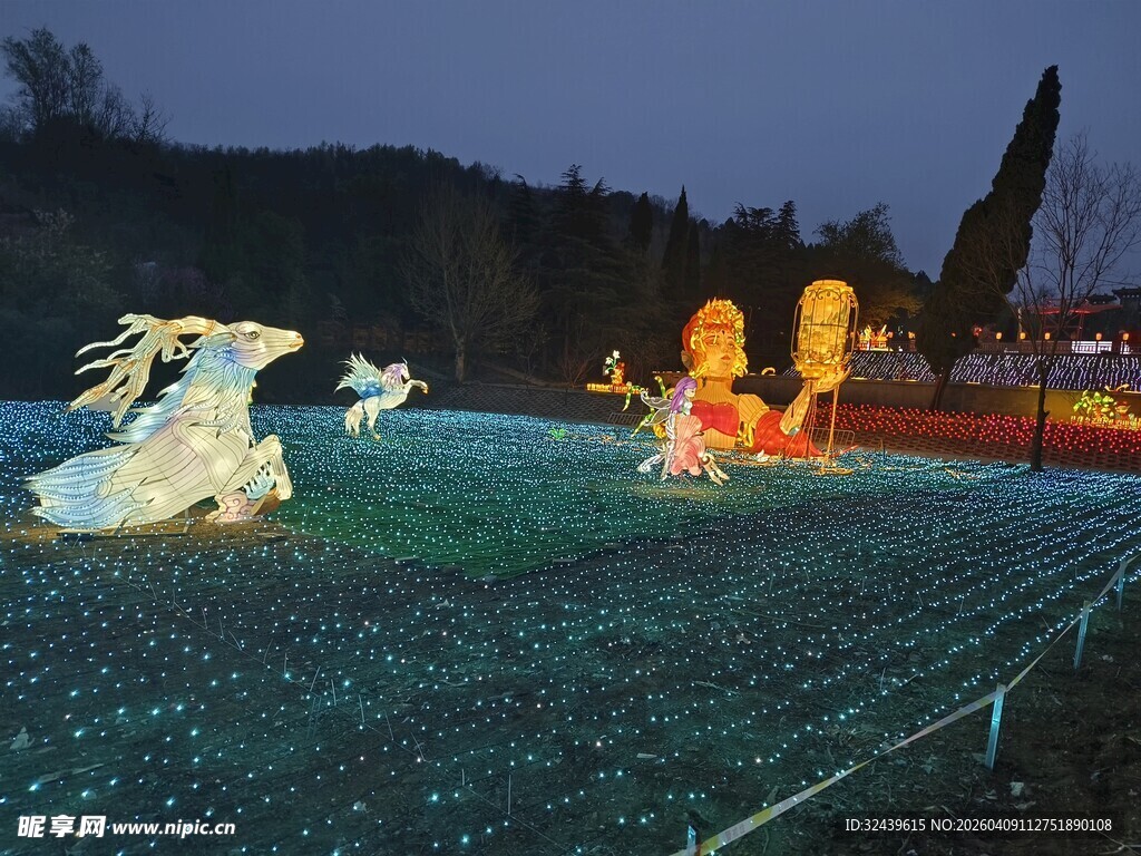 梦幻灯光下的恐龙与飞鸟