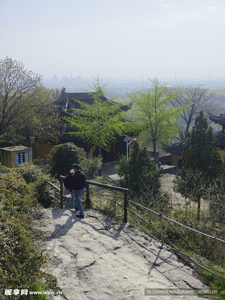 山间小径上的漫步身影