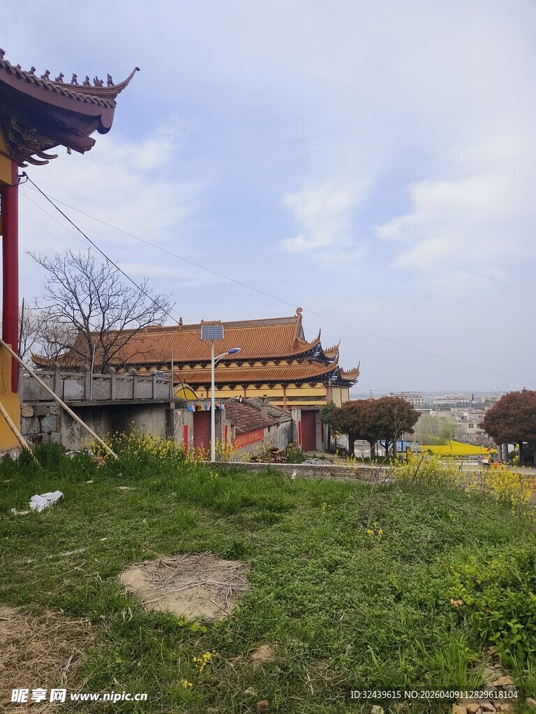 古建旁的草地与开阔景致