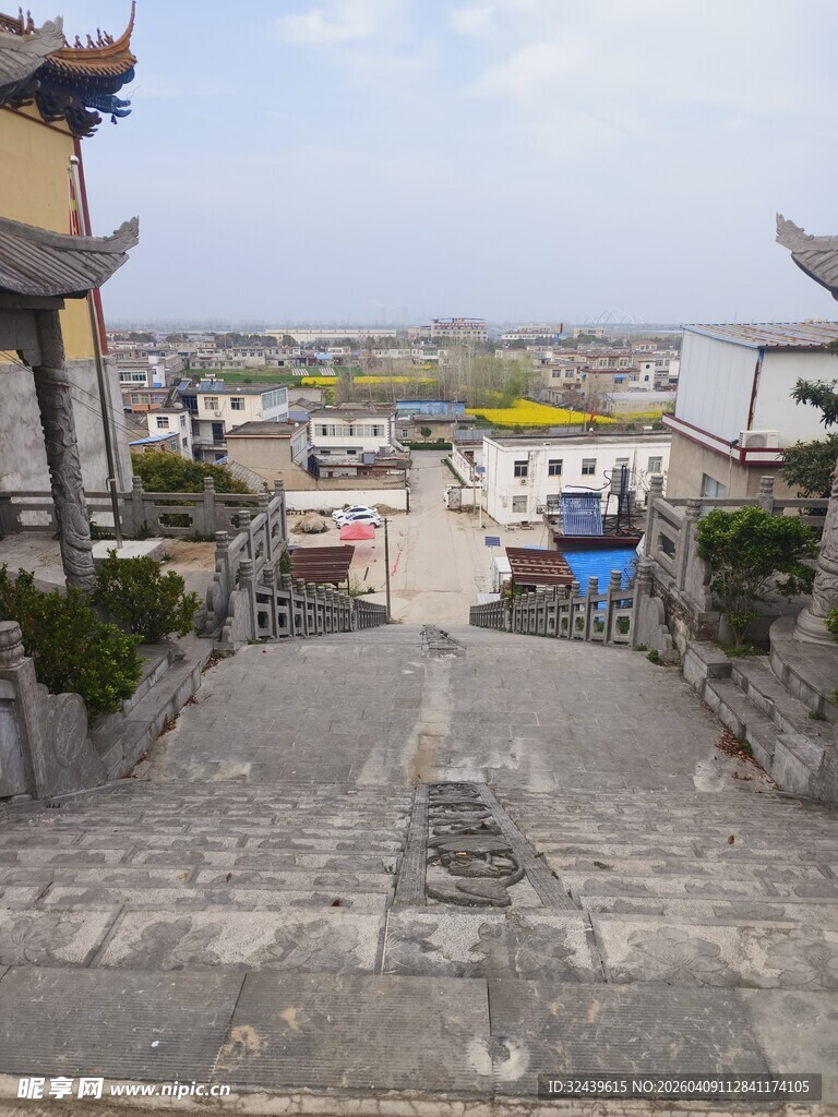 古建台阶俯瞰城镇风光