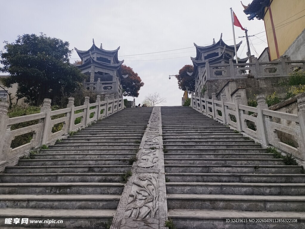 古桥石阶通往中式建筑