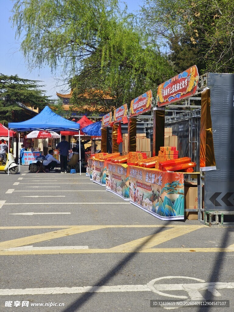 热闹的户外集市摊位场景