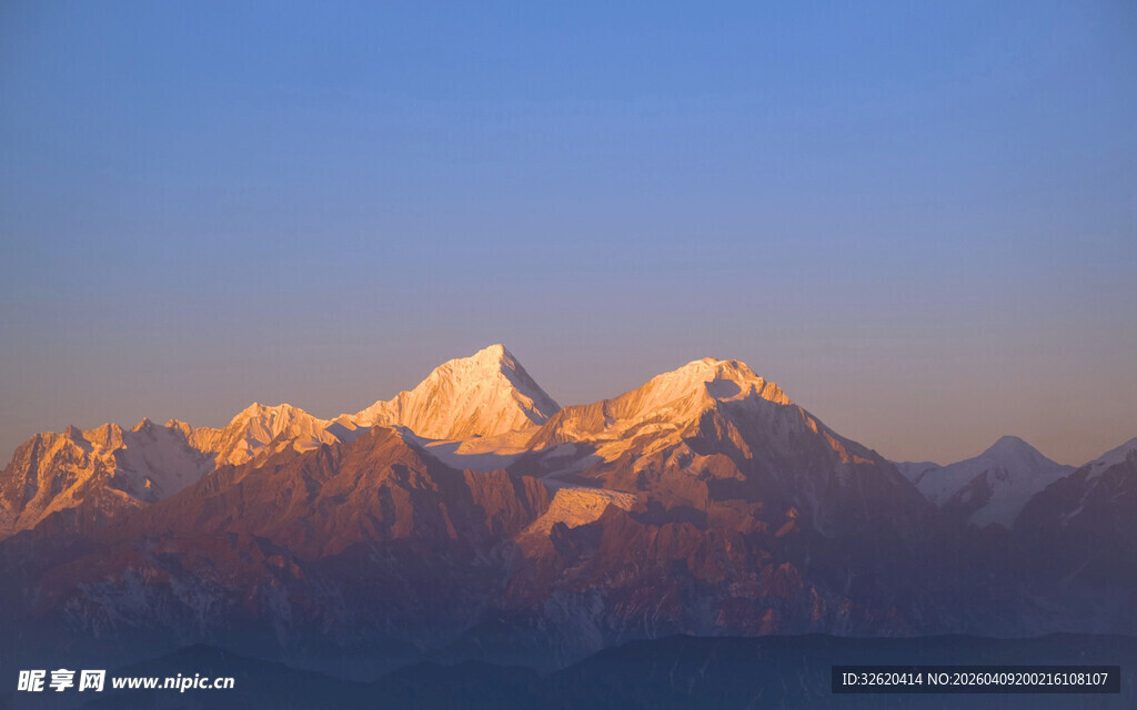 壮丽雪山日出美景