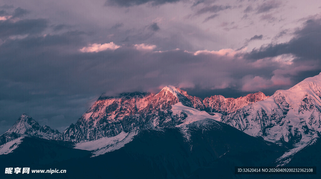 雪山壮丽霞光美景