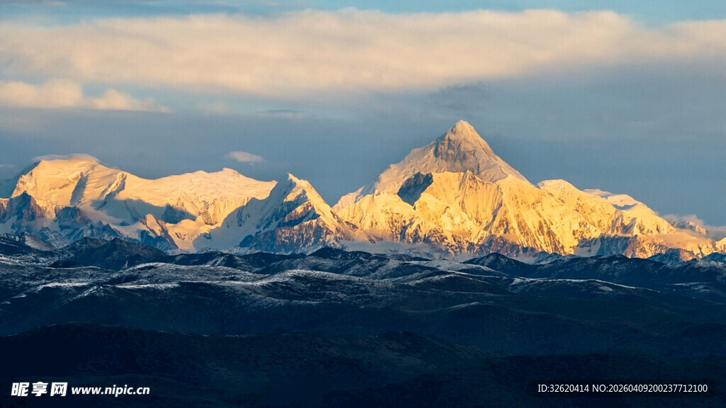 金色霞光下的壮丽雪山