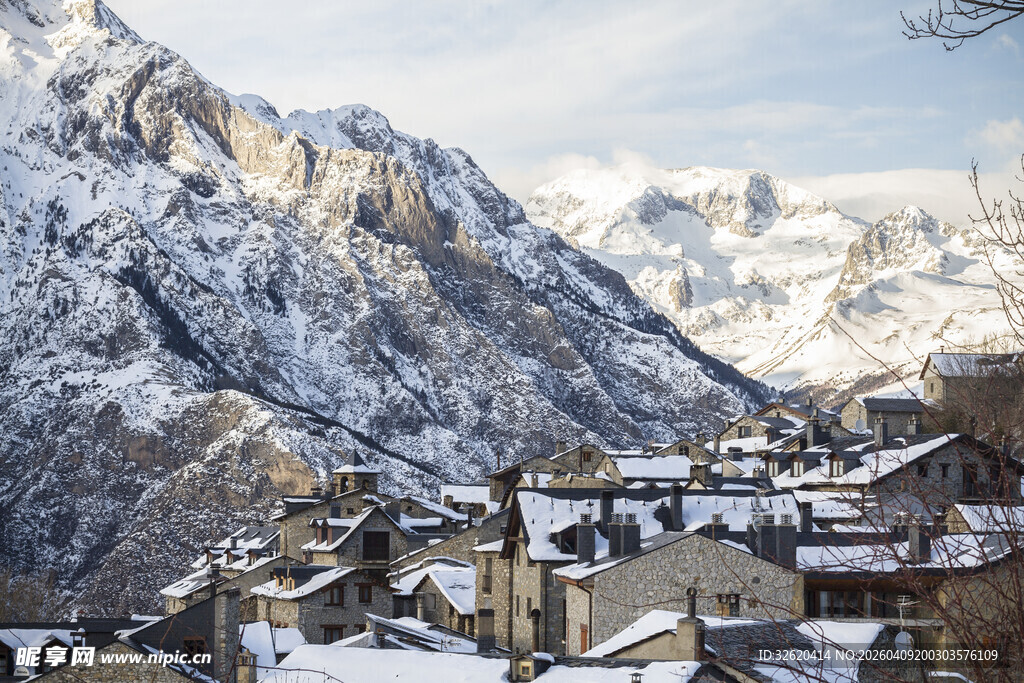 雪覆山间小镇美景
