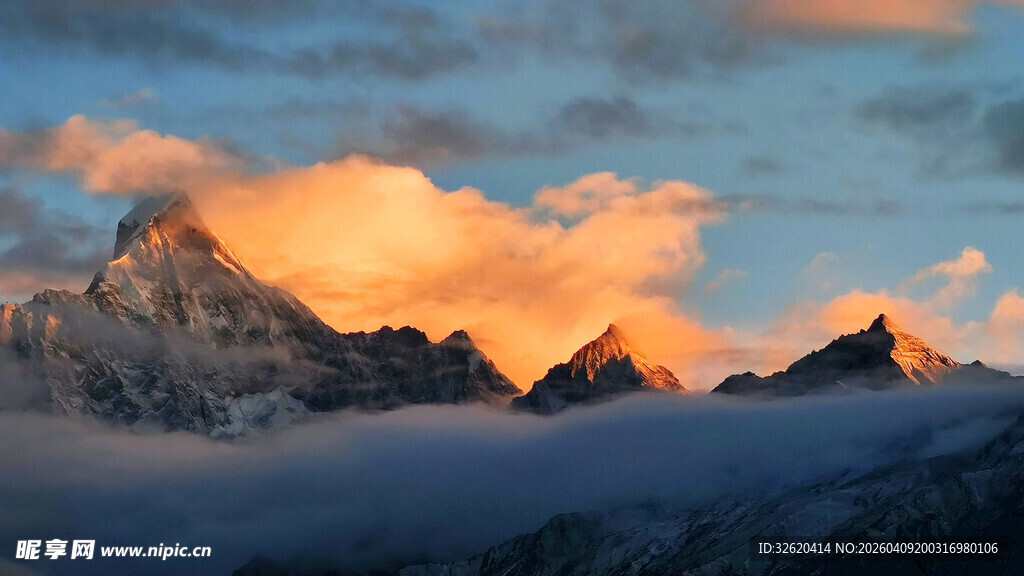 壮丽雪山日出美景