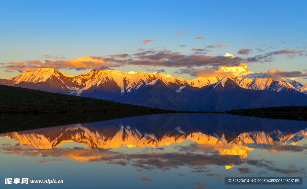 壮丽雪山湖畔绝美日出倒影