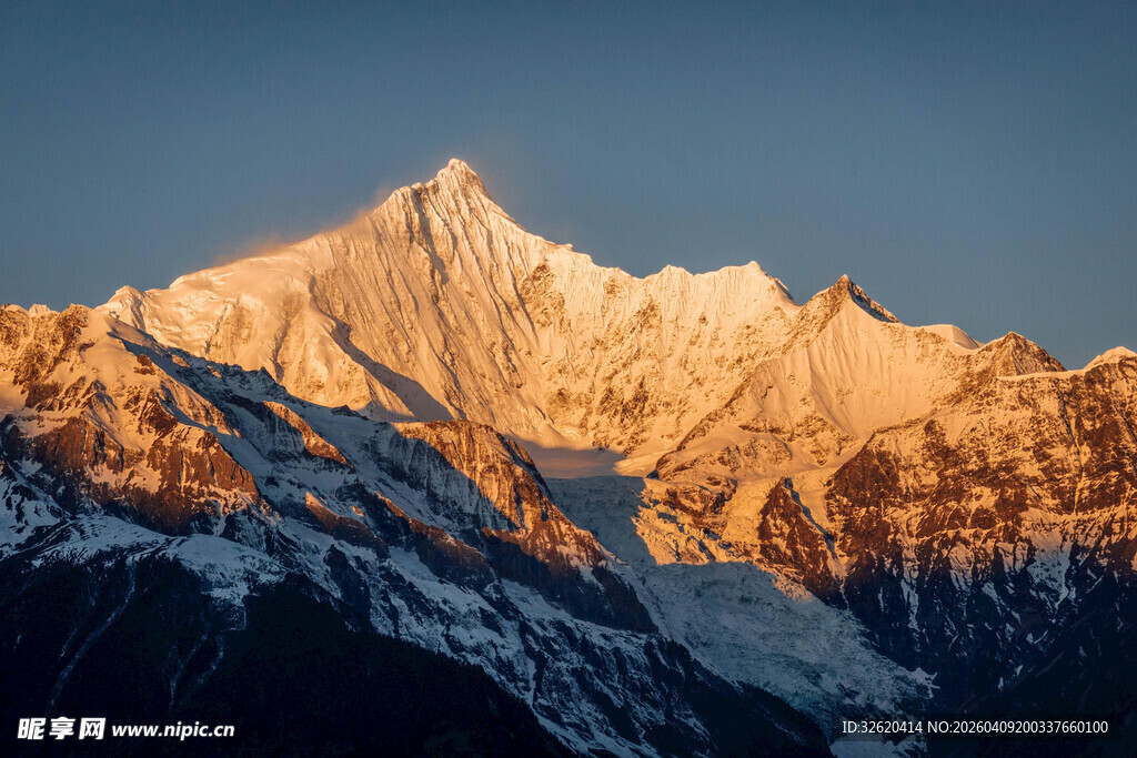 日照金山壮丽雪山美景