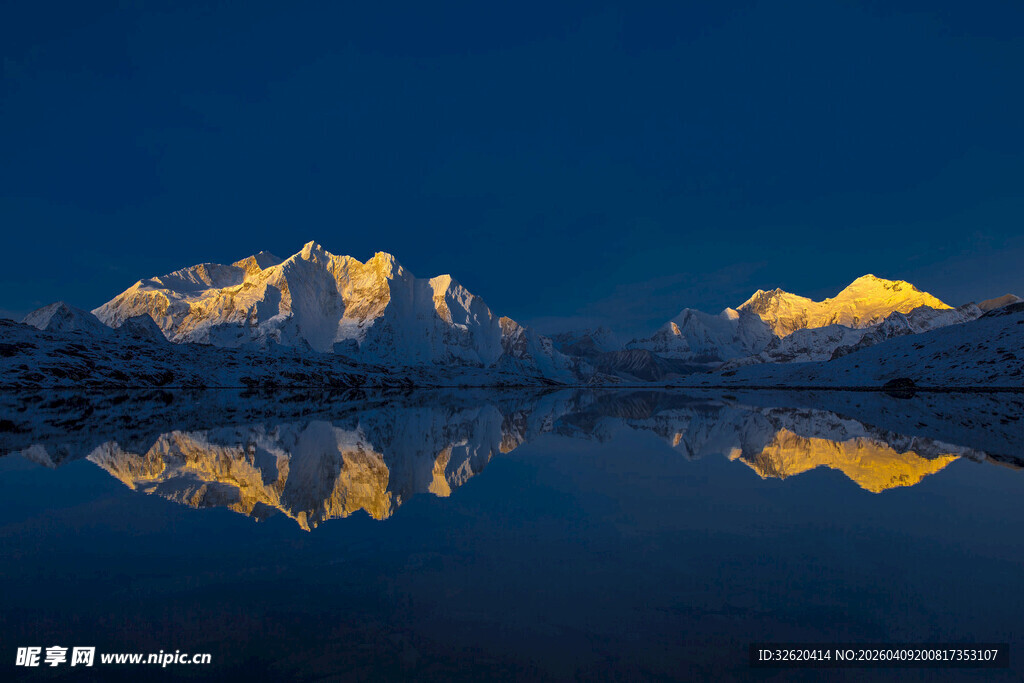 雪山倒映湖面绝美夜景