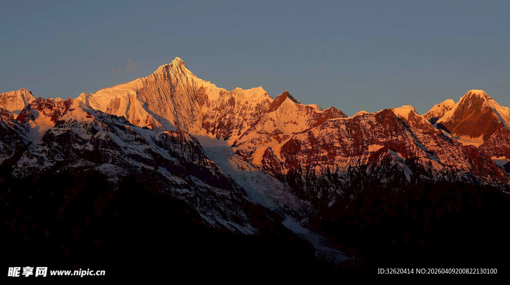 夕阳下的壮丽雪山